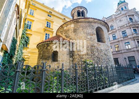 Praga, Repubblica Ceca - 25 maggio 2018. Rotunda del ritrovamento della Santa Croce in via Konviktska Foto Stock