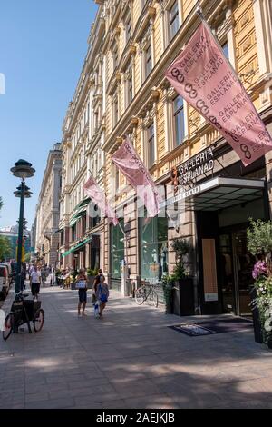 Ingresso alla Galleria Esplanad shopping centre in Pohjoisesplanadi Street, Helsinki, Finlandia e Scandinavia, Europa Foto Stock