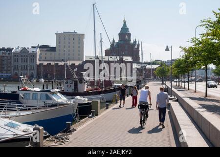 La gente che camminava sul nord del porto Molo accanto a Pohjoisranta Street e vista di Uspenski CathedralPohjoisesplanadi Street,Helsinki, Scandinavia,Finl Foto Stock