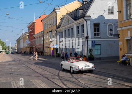 White Mercedes old timer auto guidando in Aleksanterinkatu Street, Helsinki, Scandinavia,Finlandia,l'Europa. Foto Stock