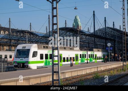 Metro/ treno suburbano presso la principale stazione ferroviaria platform , Helsinki, Scandinavia,Finlandia,l'Europa. Foto Stock
