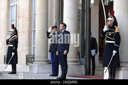 Parigi, Francia. 09Dec, 2019. Il Presidente francese Emmanuel Macron attende l arrivo di leader che frequentano la Normandia vertice formato dell'Elysee Palace 9 Dicembre 2019 a Parigi, Francia. La Normandia vertice formato in uno sforzo per trovare una fine alla guerra in Ucraina. Credito: Alexei Nikolsky Cremlino/Piscina/Alamy Live News Foto Stock