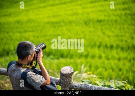 Pingan, Cina - Agosto 2019 : Fotografo professionista di fotografare le sette stelle di accompagnare la luna cascading layered terrazze di riso, parte 0 Foto Stock