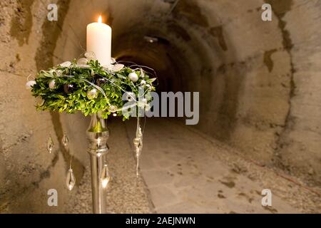 Kranj, Slovenia, Novembre 23, 2008: una corona di Avvento sul display a una mostra nel vecchio tunnel sotterranei. Foto Stock