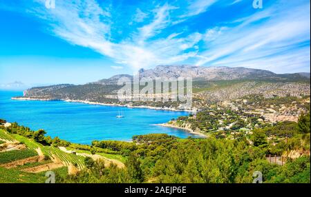 Cassis la baia e il mare nella Costa Azzurra dalla Route des Cretes scenic road. Costa Azzurra, Provenza, in Francia, in Europa. Foto Stock