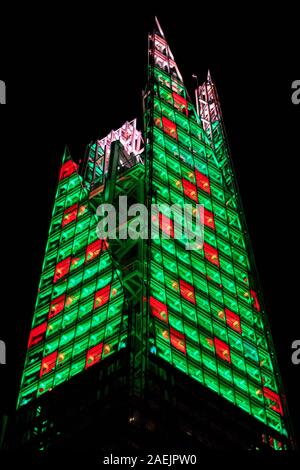 La Shard, Londra, Regno Unito. 09Dec, 2019. Un albero di Natale di design. La Shard luci sono accese, trasformando il top 20 piani del famoso Shard grattacielo e punto di riferimento in uno spettacolo colorato, visibile in tutta la capitale. Questo anno di Shard display luci è stato progettato da scolari. Per rispetto delle vittime del recente London Bridge attacchi, il contattore luci su è stato spostato dalla settimana scorsa ad oggi. Credito: Imageplotter/Alamy Live News Foto Stock