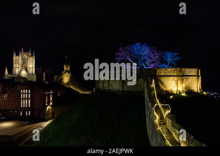 Una vista dalla parete a piedi di Lincoln Castle guardando verso il carcere Vittoriano, torre osservatorio e Lucia interno torre del castello, e linc Foto Stock