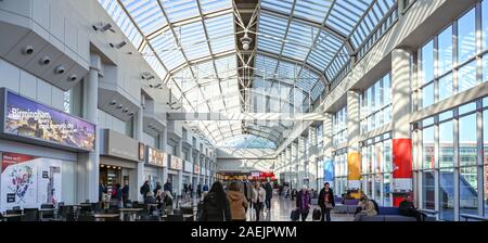 BIRMINGHAM, Inghilterra - Dicembre 2019: la gente in uno dei saloni di ingresso al Birmingham National Exhibition Centre. Foto Stock