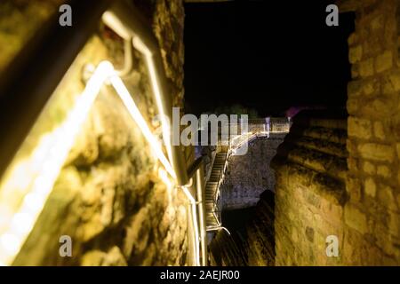 Una vista dalla torre di Lucia a Lincoln Castle guardando verso la parte occidentale del castello di notte durante il Lincoln Mercatino di Natale. Foto: Chris Foto Stock