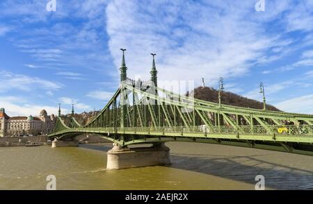 BUDAPEST, UNGHERIA - Marzo 2019: Il ponte della libertà o della libertà Bridge come è anche noto, che attraversa il fiume Danubio a Budapest Foto Stock