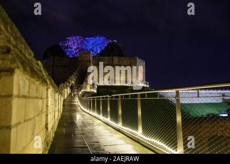 Una vista dalla parete a piedi a Lincoln Castle guardando verso Lucy città di sera durante il Lincoln Mercatino di Natale. Foto: Chris Vaughan Fotografia Foto Stock