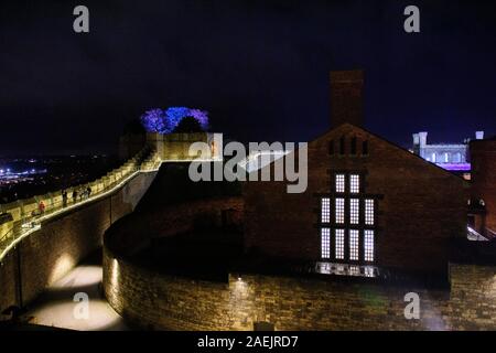 Una vista dalla parete a piedi a Lincoln Castle, scattata di notte durante il Lincoln Mercatino di Natale, passato il carcere vittoriano verso Lucia Torre. Pictur Foto Stock