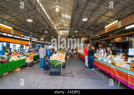 La gente del posto e i turisti shop il mercato coperto con frutta fresca e produrre nel Mediterraneo città di Antibes, Francia, sulla Riviera Francese. Foto Stock