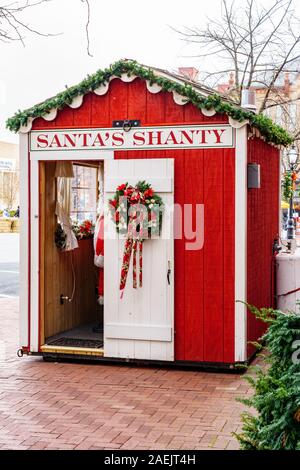 Gettysburg, PA / STATI UNITI D'America - 7 Dicembre 2019: La Santa Shack per Santa per salutare i bambini e sentire i loro auguri all'annuale festa di Natale in per Foto Stock