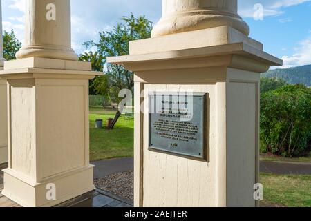 La targa di bronzo con informazioni storiche visualizzati al di fuori del centro storico Cataldo Missione e parco dello stato nel Nord Idaho, Stati Uniti d'America. Foto Stock