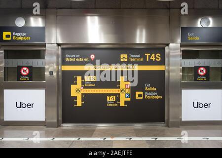 A Madrid-Barajas Adolfo Suárez aeroporto, un treno navetta per trasferimenti passeggeri dal terminale 4 al terminale 4 in modo che essi possano raccogliere borse e uscire. Foto Stock