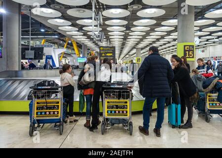 La gente in attesa per i bagagli presso il reclamo bagagli a Madrid Barajas Adolfo Suárez aeroporto a Madrid, Spagna. Foto Stock