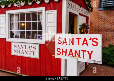 Gettysburg, PA / STATI UNITI D'America - 7 Dicembre 2019: La Santa Shanty per Santa per salutare i bambini e sentire i loro auguri all'annuale festa di Natale in t Foto Stock