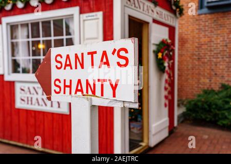 Gettysburg, PA / STATI UNITI D'America - 7 Dicembre 2019: La Santa Shanty per Santa per salutare i bambini e sentire i loro auguri all'annuale festa di Natale in t Foto Stock