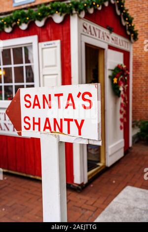 Gettysburg, PA / STATI UNITI D'America - 7 Dicembre 2019: La Santa Shack per Santa per salutare i bambini e sentire i loro auguri all'annuale festa di Natale in per Foto Stock