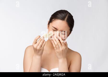 La cosmetologia. Ritratto di bellissima femmina modello asiatico con maschera sul naso. Vista dettagliata del sano giovane donna con pura pelle morbida e fresca trucco naturale. Foto Stock