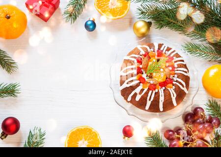 Torta di Natale con le arance e ornamenti colorati Foto Stock