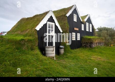 Tappeto erboso tradizionale con tetti di case, Mánárbakki Museum, Tjorns Penisola, Islanda Foto Stock