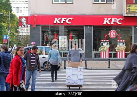 A Belgrado, in Serbia - 10 Ottobre 2016: i turisti e la gente del posto sulla strada di fronte a una catena di fast food KFC ristorante nel centro di Belgrado. Foto Stock