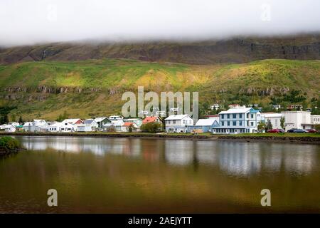 Case accanto a fiordo, Seyðisfjörður Affitto, Islanda Foto Stock