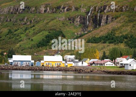 Case accanto a fiordo, Seyðisfjörður Affitto, Islanda Foto Stock