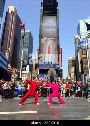 New York, Stati Uniti d'America. Il 9 dicembre, 2019. Chen Sitan e sua moglie Lin Xu eseguire al Times Square a New York, Stati Uniti, Sett. 10, 2017. L'antica arte marziale cinese Tai Chi è divenuta sempre di più una forma di vita per molti newyorkesi, grazie agli sforzi compiuti dalla ex mondo di arte di Martial champion Chen Sitan e sua moglie Lin Xu.PER ANDARE CON 'Funzione: l'ex campione del mondo porta Tai Chi in Newyorkesi " vita " Credito: Xinhua/Alamy Live News Foto Stock