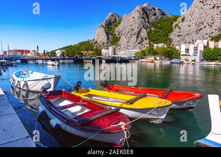 Sunny bella vista del fiume Cetina, le montagne e la città vecchia a Omis, molto popolare meta turistica in Croazia Foto Stock