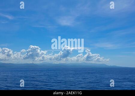 Haiti-11/1/19: Il fumoso e montuoso litorale dell'isola caraibica di Haiti come una nave da crociera vele da. Foto Stock