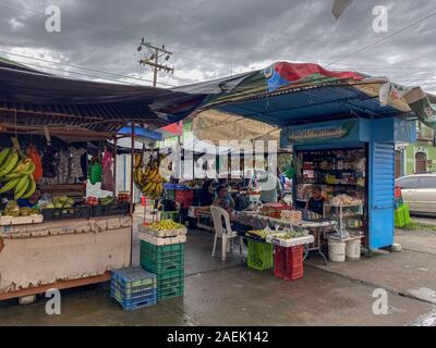 Puerto Limon Costa Rica-11/7/19: una tipica strada venditore a vendere i loro frutti in nave da crociera del porto di Puerto Limon Costa Rica. Foto Stock