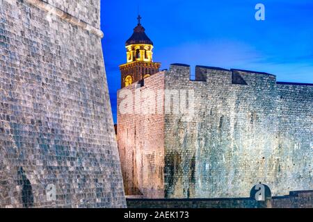 Vecchie mura della città nella città vecchia di Dubrovnik in notturna a Dubrovnik, Croazia Foto Stock