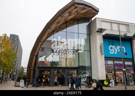 Sheffield, Regno Unito - 30 Novembre 2019: Il al di fuori del mercato di Moro, il grande mercato coperto nel centro della città di Sheffield Foto Stock