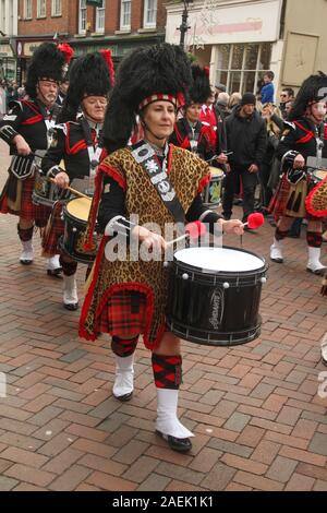 Rochester, Kent, Regno Unito - 8 Dicembre 2019: bagpipers marzo a Rochester High Street per il Festival Dickensian su Rochester High Steet durante la parata principale. Centinaia di persone hanno assistito al festival Dickensian in Rochester. Il festival della parata principale ha i partecipanti nel periodo Vittoriano il costume da Dickensian l'età. La città e la zona è stata l'impostazione di molti di Charles Dickens romanzi ed è l'impostazione di due feste annuali in suo onore. Foto: David Mbiyu/ Alamy Live News Foto Stock