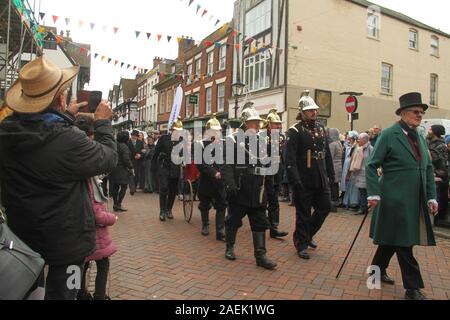 Rochester, Kent, Regno Unito - 8 Dicembre 2019: Participats del Festival Dickensian su Rochester High Steet durante la parata principale. Centinaia di persone hanno assistito al festival Dickensian in Rochester. Il festival della parata principale ha i partecipanti nel periodo Vittoriano il costume da Dickensian l'età. La città e la zona è stata l'impostazione di molti di Charles Dickens romanzi ed è l'impostazione di due feste annuali in suo onore. Foto: David Mbiyu/ Alamy Live News Foto Stock