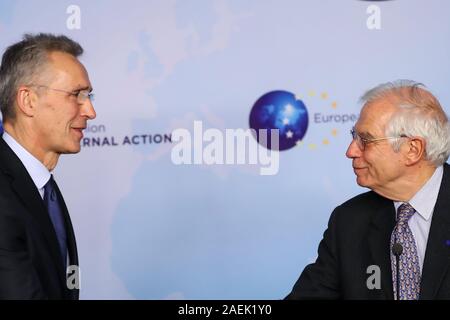 Bruxelles, Belgio. Il 9 dicembre, 2019. Il Segretario Generale della NATO Jens Stoltenberg (L) e il nuovo Alto rappresentante Ue per la politica estera e di sicurezza Josep Borrell Fontelles partecipare ad una conferenza stampa presso la sede del servizio europeo di azione esterna a Bruxelles, Belgio, Dicembre 9, 2019. Credito: Zhang Cheng/Xinhua/Alamy Live News Foto Stock