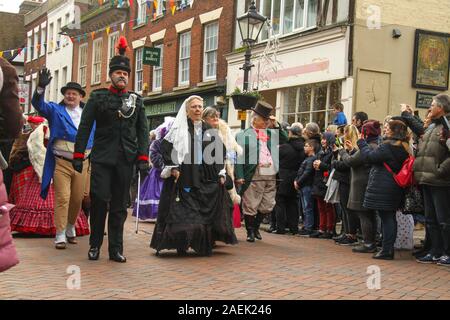 Rochester, Kent, Regno Unito - 8 Dicembre 2019: Participats del Festival Dickensian su Rochester High Steet durante la parata principale. Centinaia di persone hanno assistito al festival Dickensian in Rochester. Il festival della parata principale ha i partecipanti nel periodo Vittoriano il costume da Dickensian l'età. La città e la zona è stata l'impostazione di molti di Charles Dickens romanzi ed è l'impostazione di due feste annuali in suo onore. Foto: David Mbiyu/ Alamy Live News Foto Stock