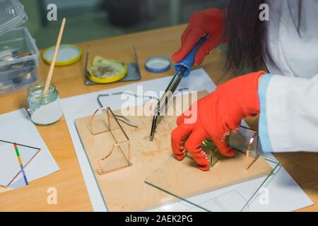 Donna arredatore la produzione di vetro confezione regalo in officina - Vista ravvicinata Foto Stock