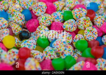Assortimento di coloratissimi deliziosa marmellata jelly caramelle sul banco del negozio Foto Stock
