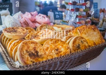 Freschi e deliziosi torte con il formaggio e la carne sul contatore di prodotti da forno Foto Stock