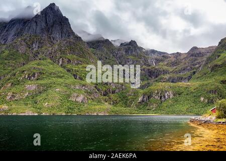 Riva di Svolver è il centro amministrativo di Vagan comune della contea del Nordland, Norvegia. Si trova sull'isola di Austvagoya nel Lofot Foto Stock