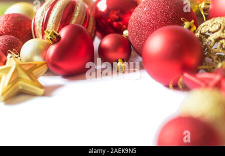 Mazzetto di rosso e oro baubles di natale isolato su sfondo bianco. Decorazione di Natale concept Foto Stock