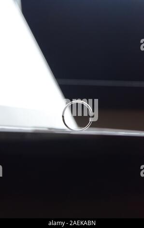 STARGATE: un anello d'oro viene visualizzato sulla tastiera di un computer portatile. Foto Stock