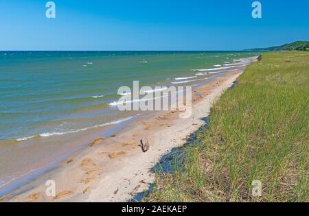 Onde che si infrangono sulla riva remota sul Lago Michigan vicino a Montague, Michigan Foto Stock