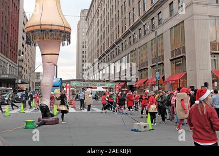 Una 20-piede gamba gonfiabile lampada soddisfa i corridori alla linea di partenza del 2019 una storia di Natale eseguito nel centro cittadino di Cleveland, Ohio, Stati Uniti d'America Foto Stock