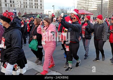 I partecipanti nel 2019 una storia di Natale eseguito in Cleveland, Ohio, Stati Uniti d'America prendono selfies all inizio di questo bizzarro celebrazione dell'iconico xmas filmato. Foto Stock