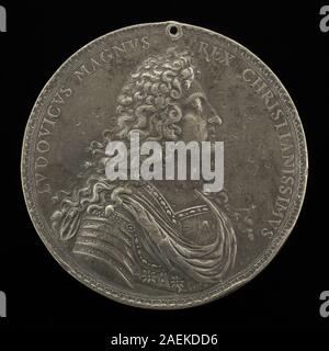 Questa medaglia a dritto di Michel Molart, creata nel 1684, raffigura Luigi XIV, re di Francia dal 1643 al 1715. Il design presenta il busto del monarca, le iscrizioni e gli elementi decorativi tipici dell'arte medagliale francese del tardo XVII secolo. Foto Stock